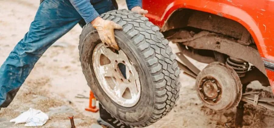 Urwana szpilka w kole – czy można jeździć bezpiecznie i co grozi? Urwana szpilka w kole – czy można jeździć bezpiecznie i co grozi?