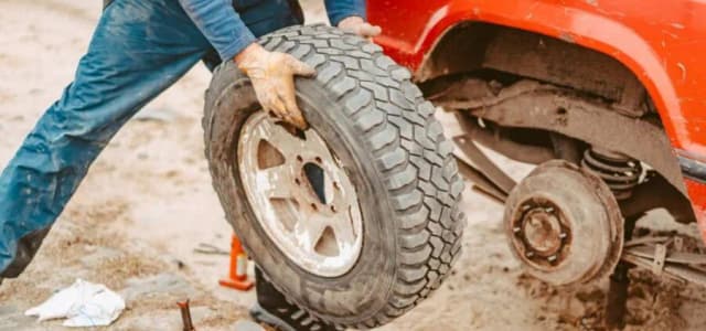 Urwana szpilka w kole – czy można jeździć bezpiecznie i co grozi? Urwana szpilka w kole – czy można jeździć bezpiecznie i co grozi?