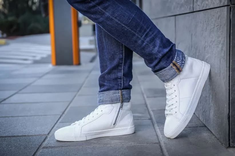 Jakie buty do jasnych spodni - najlepsze stylizacje na każdą okazję Jakie buty do jasnych spodni - najlepsze stylizacje na każdą okazję