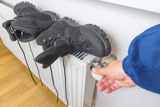 Jak suszyć buty na grzejniku bez ryzyka uszkodzenia materiału Jak suszyć buty na grzejniku bez ryzyka uszkodzenia materiału