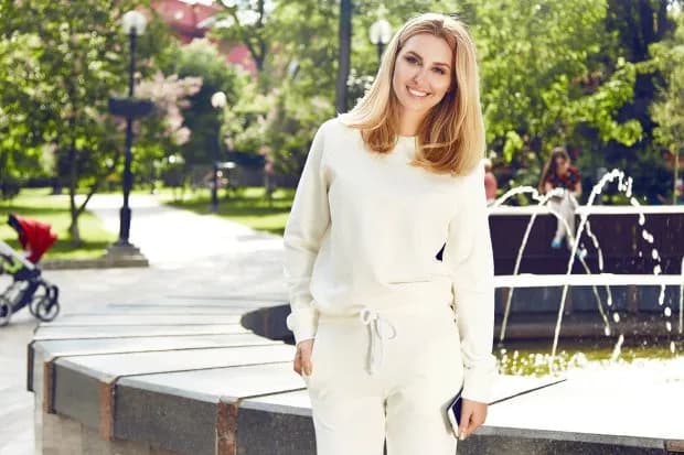 Jak stylizować biały dres na różne okazje - inspiracje i porady Jak stylizować biały dres na różne okazje - inspiracje i porady