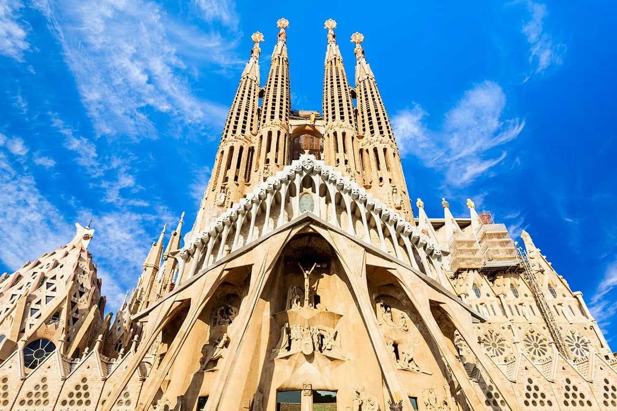 Sagrada Familia jaki styl: odkryj niezwykłe połączenie architektury Sagrada Familia jaki styl: odkryj niezwykłe połączenie architektury