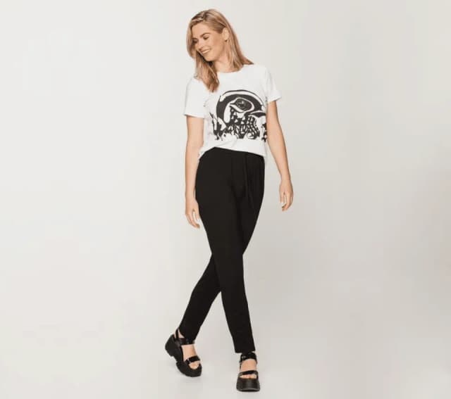 Czarne spodnie z wysokim stanem stylizacje, które zachwycą każdego Czarne spodnie z wysokim stanem stylizacje, które zachwycą każdego