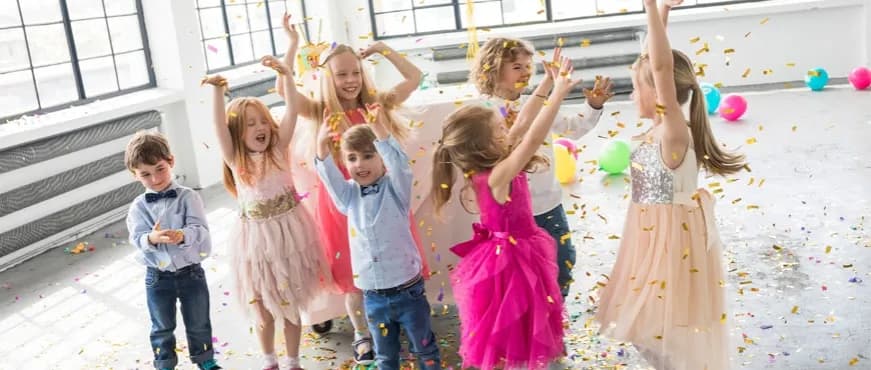 Stylizacja na urodziny dziecka: wygodne i modne pomysły na strój Stylizacja na urodziny dziecka: wygodne i modne pomysły na strój