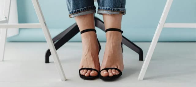 Jak nosić sandały na obcasie, aby wyglądać stylowo i czuć się komfortowo Jak nosić sandały na obcasie, aby wyglądać stylowo i czuć się komfortowo