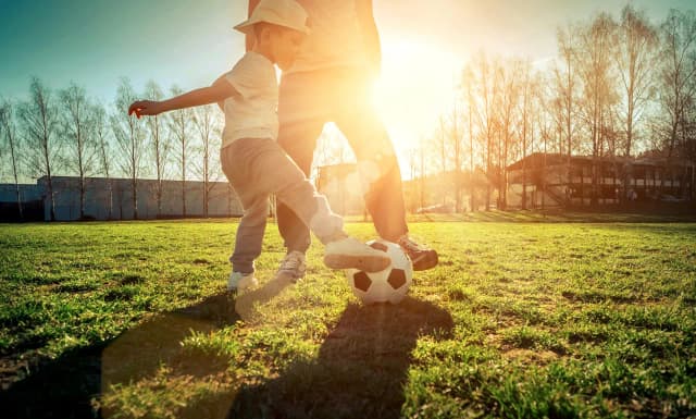 Jak zmyć trawę z butów? Skuteczne metody na uporczywe plamy Jak zmyć trawę z butów? Skuteczne metody na uporczywe plamy