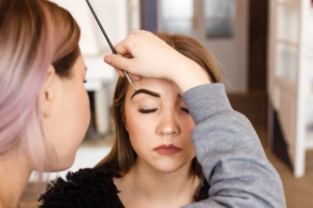 Jak wosk do stylizacji brwi może zmienić Twój codzienny makijaż Jak wosk do stylizacji brwi może zmienić Twój codzienny makijaż