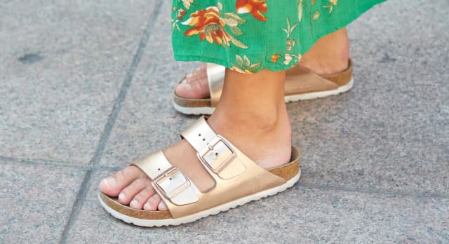 Stylowe i wygodne stylizacje z klapkami Birkenstock na każdą okazję Stylowe i wygodne stylizacje z klapkami Birkenstock na każdą okazję