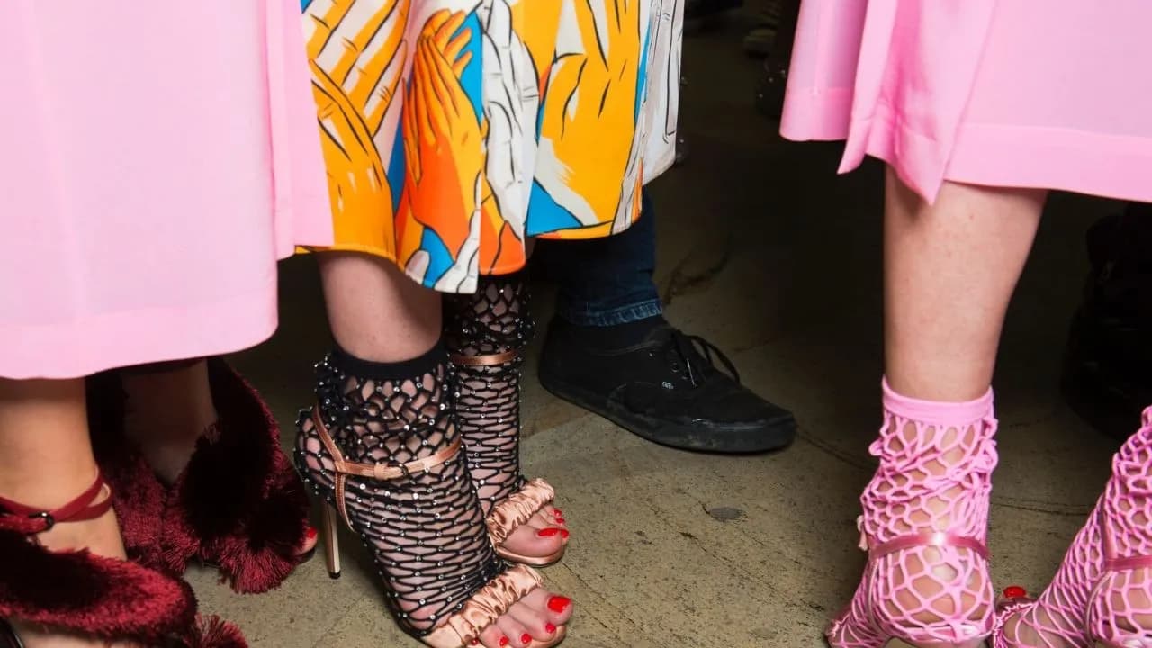 Jak założyć skarpetki do szpilek, aby wyglądać stylowo i komfortowo Jak założyć skarpetki do szpilek, aby wyglądać stylowo i komfortowo